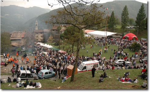 Migliaia di persone hanno preso d'assalto la Festa delle Castagne di Bracca
