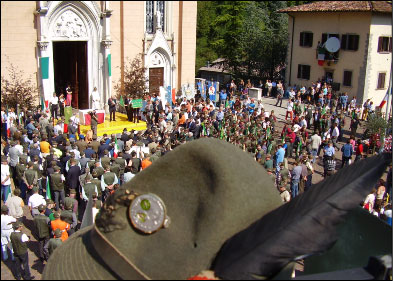 La folla sul sagrato della chiesa di Brembilla
