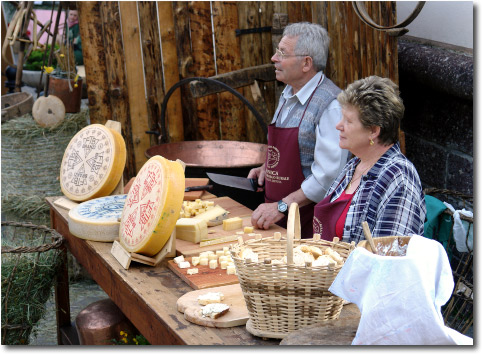 assaggi formaggi della Valle Brembana al Borgo Rurale Albergo diffuso Ornica