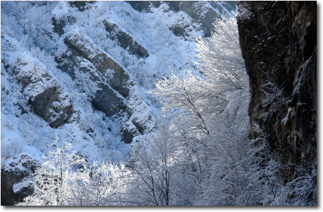 Neve e roccia negli orridi di Valtaleggio