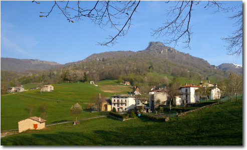 Il borgo di Reggetto, sullo sfondo il Corno Zuccone