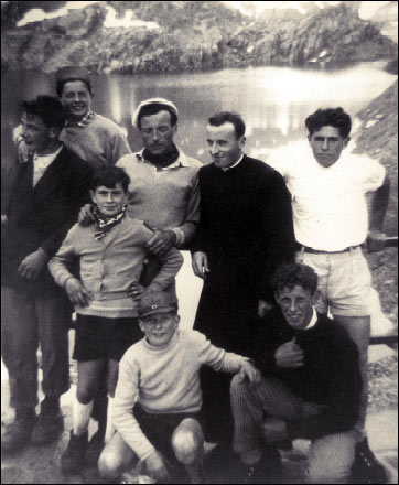 Don Giulio con i suoi ragazzi