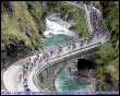 Passaggio negli orridi del Val Taleggio della Gran Fondo Felice Gimondi