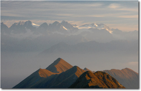 Primi raggi di sole sulle Alpi Retiche