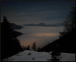 Lago di nebbia notturno