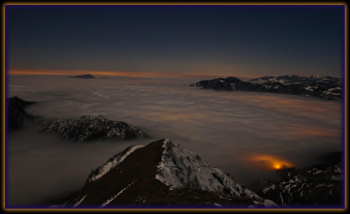 Lago di nebbia notturno in Valle Brembana