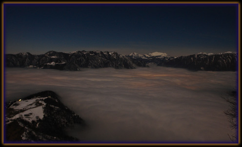 Lago di nebbia notturno in Valle Brembana