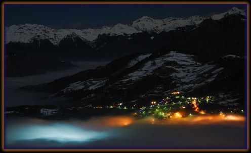 Lago di nebbia notturno in Valle Brembana
