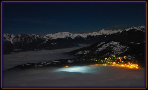 Lago di nebbia notturno in Valle Brembana