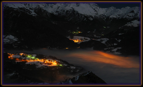 Lago di nebbia notturno in Valle Brembana