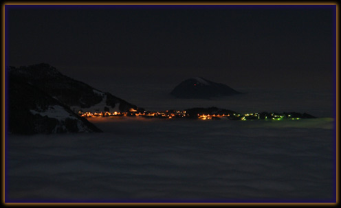 Lago di nebbia notturno in Valle Brembana