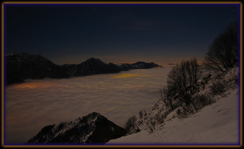 Lago di nebbia notturno in Valle Brembana
