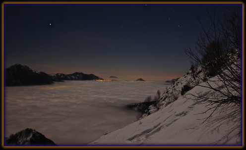 Lago di nebbia notturno in Valle Brembana