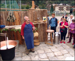 Dimostrazione produzione formaggio Branzi