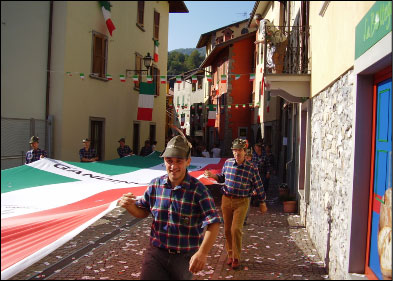 Momenti della sfilata per le vie di Brembilla