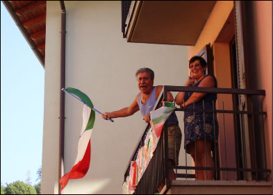 Gioia di un brembillese durante la parata