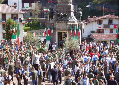 La folla sul sagrato della chiesa di Brembilla