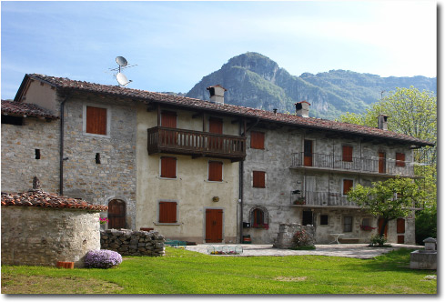 Cisterne, pozzi, tipiche in tutti i borghi della Valle Brembilla