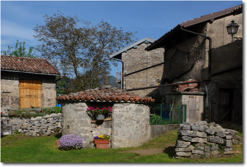 La piazzetta principale del borgo con il Corno, mt. 1200 (Cren)