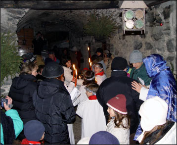 Il corteo nei vecchi borghi di Carona