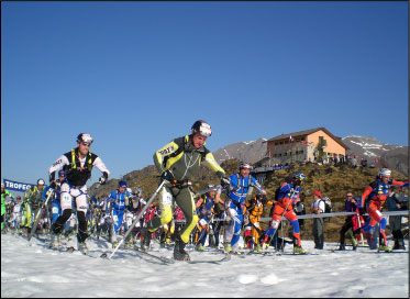 Concorrenti al via, sullo sfondo il Rifugio Calvi