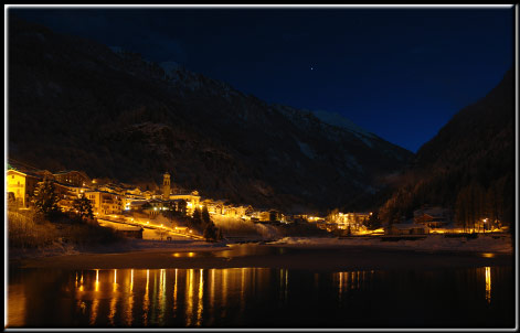 La notte di Carona e del suo lago alpino