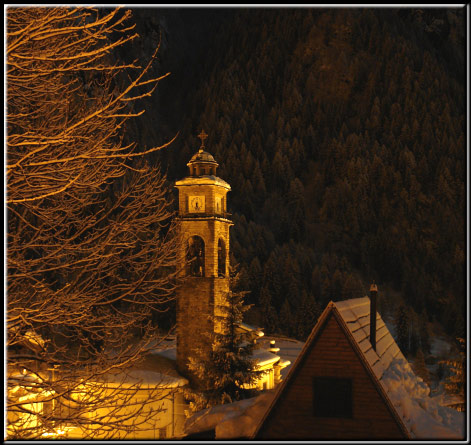 La notte di Carona e del suo lago alpino