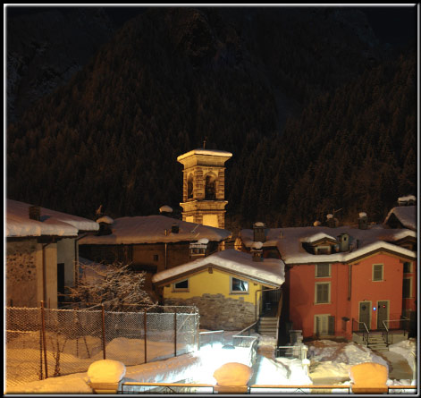 La notte di Carona e del suo lago alpino