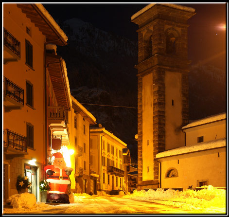 La notte di Carona e del suo lago alpino