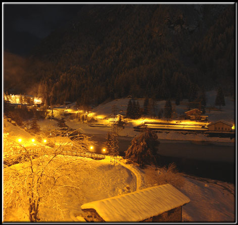 La notte di Carona e del suo lago alpino