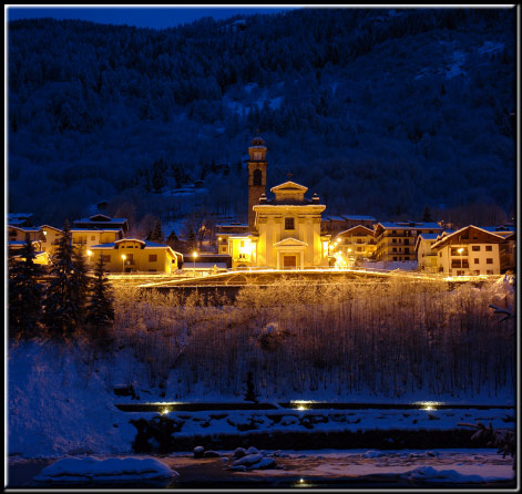 La notte di Carona e del suo lago alpino