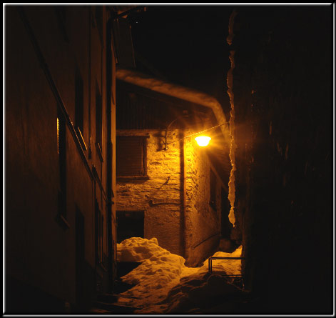 La notte di Carona e del suo lago alpino