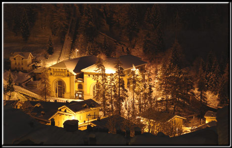 La notte di Carona e del suo lago alpino