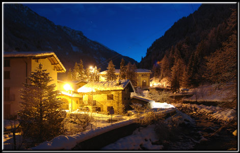 La notte di Carona e del suo lago alpino