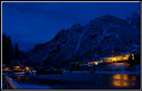 La notte di Carona e del suo lago alpino