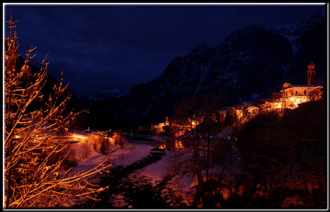 La notte di Carona e del suo lago alpino