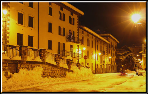 La notte di Carona e del suo lago alpino