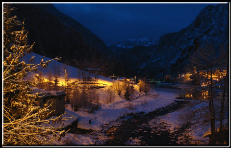 La notte di Carona e del suo lago alpino