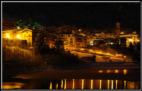 La notte di Carona e del suo lago alpino