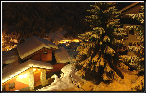 La notte di Carona e del suo lago alpino