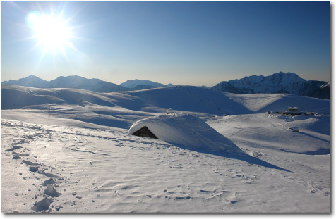 Baita sommersa dalla neve al Monte Avaro