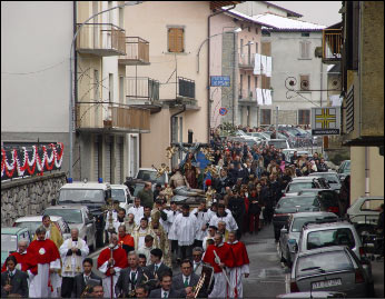 Numerosi partecipanti alla cerimonia