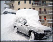 Si cerca di liberare le auto dalla neve a Foppolo