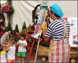 Giocoliere Pietroclown intrattiene i bambini