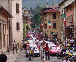 Sfilata delle Ferrari a Piazza Brembana