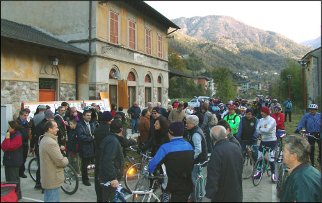Fermata a Lenna con discorso e rinfresco all'ex stazione ferroviaria