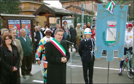 La carovana di ciclisti viene accolta dal Sindaco di S. Giovanni Oscar Mostachetti