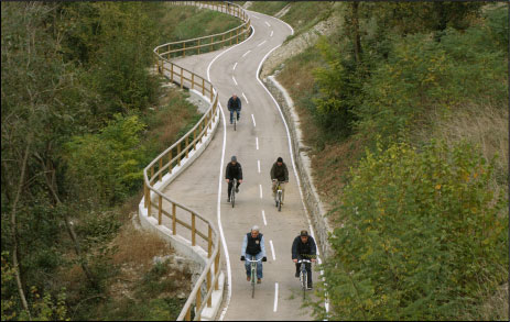 Il tratto della ciclabile al bivio per Dossena