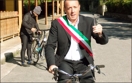 Alberto Mazzoleni sindaco di Taleggio brinda pedalando