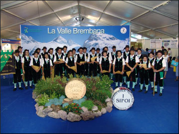 Esibizione de I sifoi de Botancc all'entrata dello stand